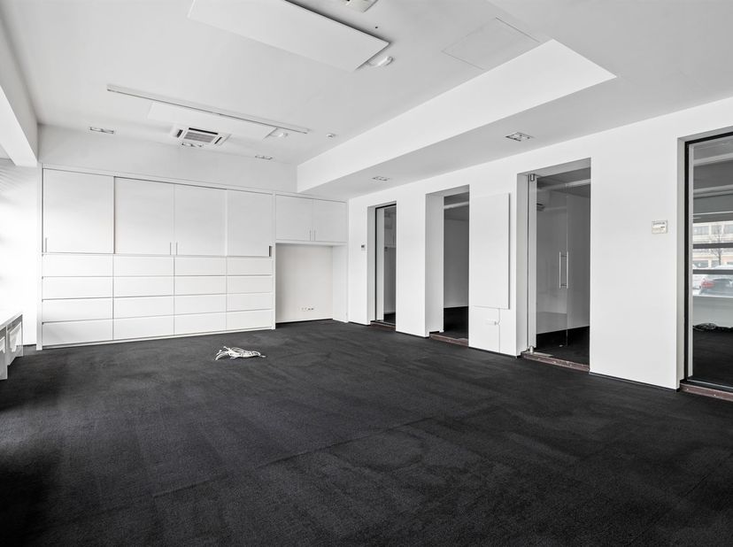 Bureaux à vendre sur un emplacement stratégique à Anvers<br />
Le long de la Noorderlaan à Anvers, ce spacieux espace de bureaux d'environ 331m² est