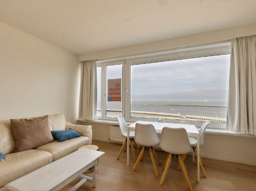 MOOIE STUDIO MET SLAAPHOEK EN PRACHTIG ZEEZICHT<br />
<br />
Deze mooie studio is gelegen op de Albert I Promenade in de Residentie Silversant op de 8