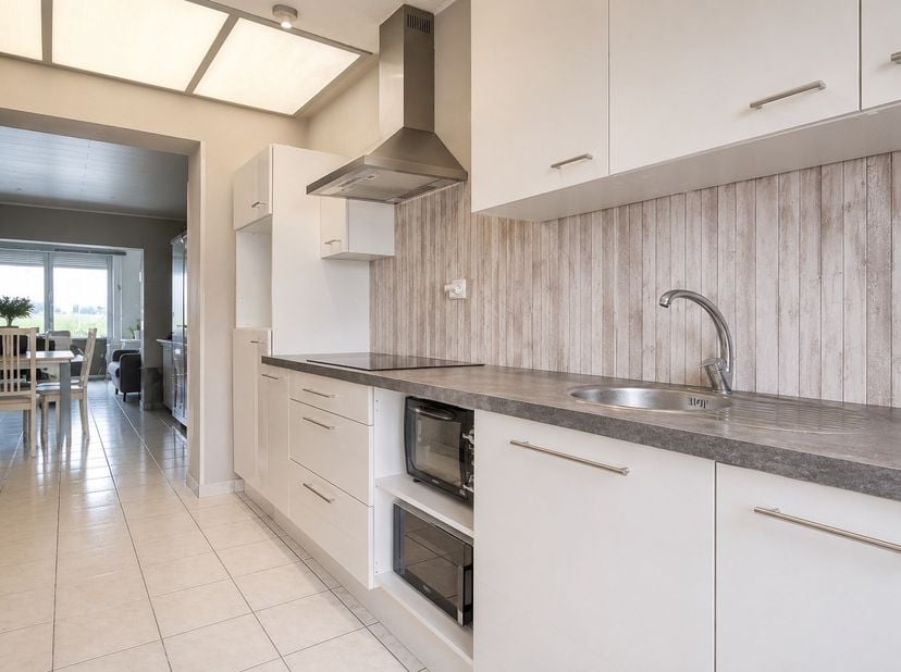 Bent u op zoek naar een woning in een centrale buurt nabij scholen, winkels en het openbaar vervoer? Deze woning in Lauwe biedt alles wat u zoekt! Met