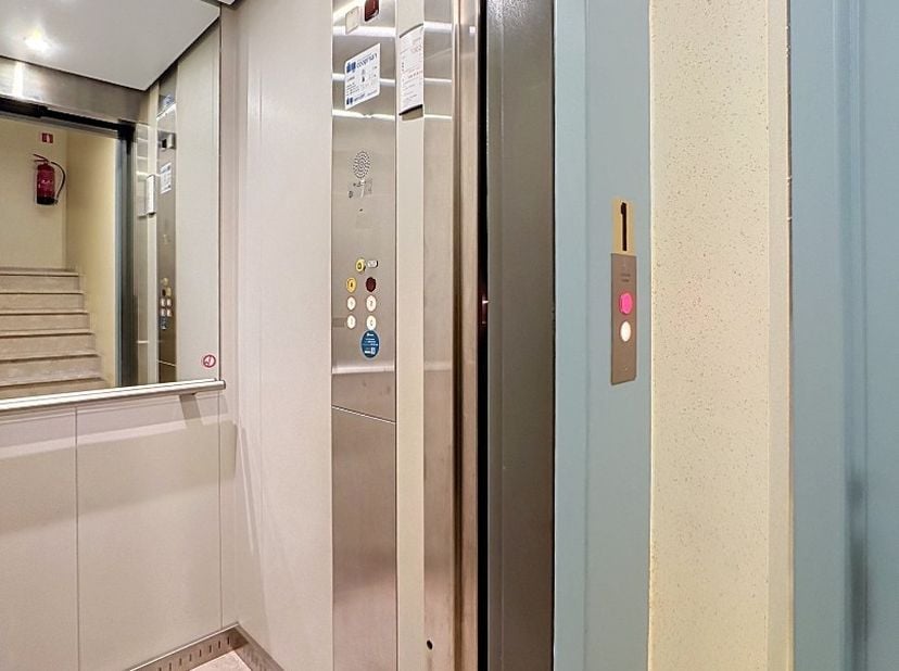 Dit instapklaar appartement  is gelegen op de eerste verdieping en bestaat uit: lift - inkomhal - living met aansluitend groot zonneterras - keuken -