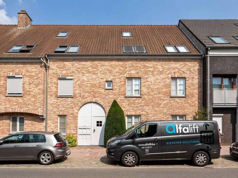 Lichtrijk duplex appartement met 2 slaapkamers en autostaanplaats<br />
Locatie<br />
Dit lichtrijke duplex appartement is gelegen in Tongerlo, deel