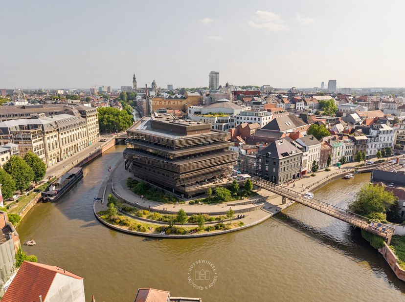 Garage à vendre
                    à 9000 Gent