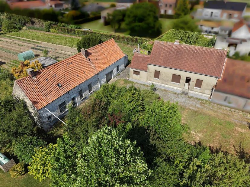 Maison dhabitation semi-mitoyenne à rénover/moderniser avec dépendance sur un terrain de 25 ares 90 centiares.<br />
Lhabitation offrant une superfici