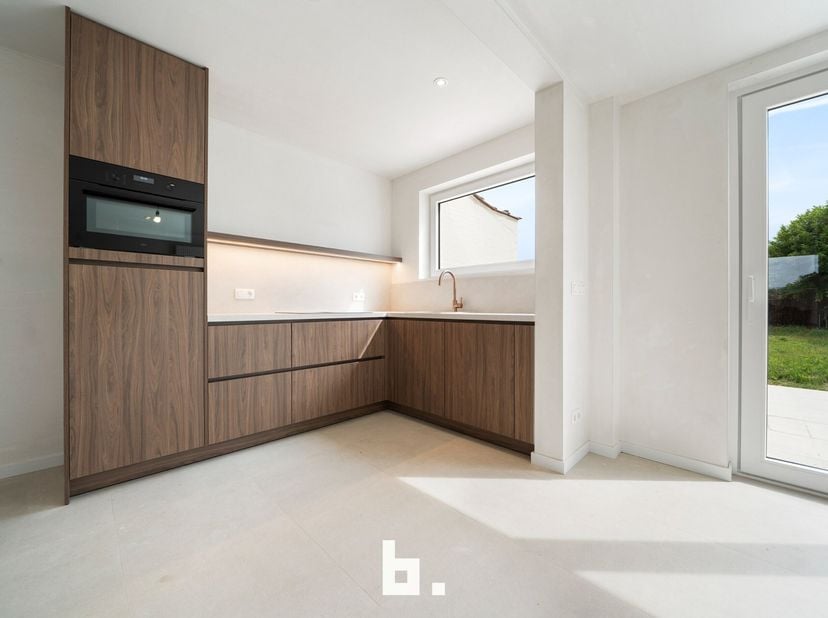 Op een rustige ligging te Brugge, bevindt zich deze volledig gerenoveerde woning die comfort, licht en functionaliteit perfect combineert met elkaar.<