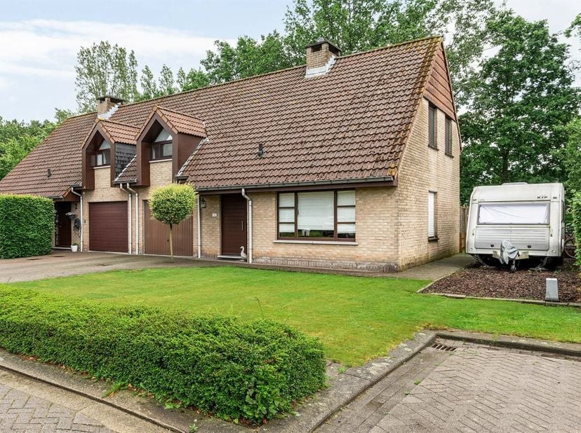Maison familiale lumineuse avec 3 chambres et garage intérieur, bien située et prête à être emménagée<br />
Cette propriété est située dans un cul-de-