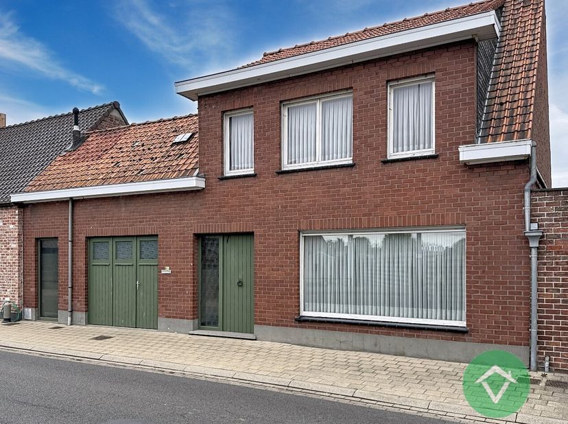 Deze woning is gelegen op een grondoppervlakte van 461 m² en bestaat uit: inkomhal - living - keuken - kelder - garage - berging - wasplaats - badkame