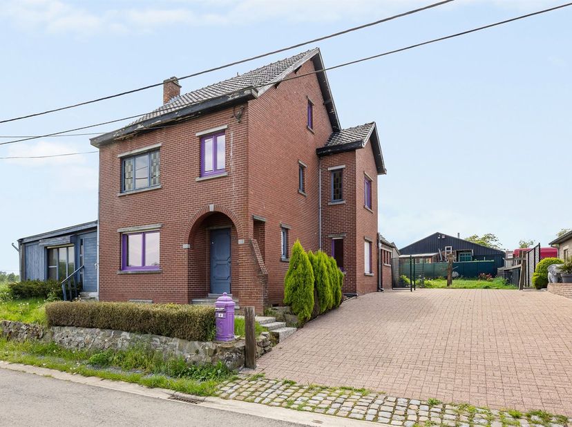 Ben je op zoek naar ruimte, rust en tal van mogelijkheden? Deze vrijstaande woning, gelegen op een mooi perceel van 5A 97CA, bied je een unieke kans o