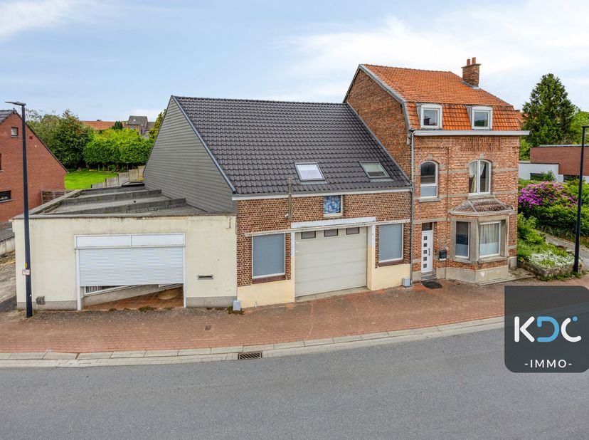 Schaveystraat 10 + 12 à Neerijse : propriété unique avec énorme potentiel au centre du village de Neerijse. Imposant bâtiment composé de : bâtiment pr