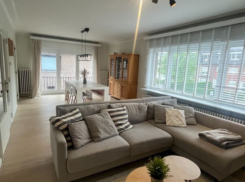 Appartement semi-ouvert bien entretenu à Harelbeke, situé rue Forestier Ingelram, en périphérie de la ville et à proximité des principaux axes routier