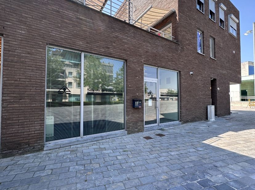 Mooi kantoor/handelspand te huur op toplocatie in Lommel:Indeling: inkom met ontvangstbalie, 1 grote kantoorruimte, kitchenette en toiletZeer energiez