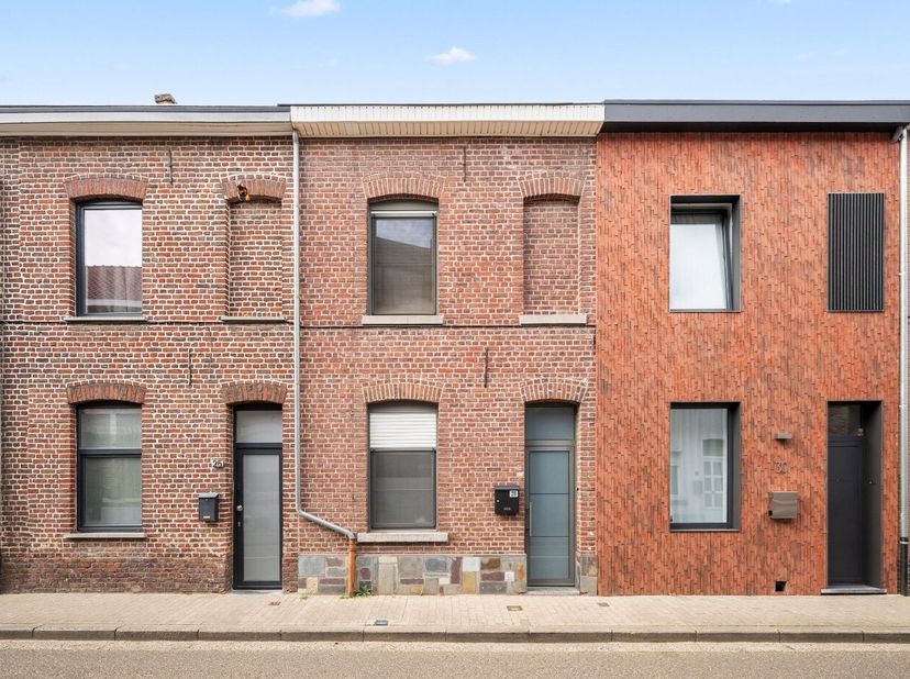 Deze rijwoning in Tienen heeft al het potentieel wat je nodig hebt voor een comfortabele en gezellige thuis. De woning beschikt over een ruime leefrui