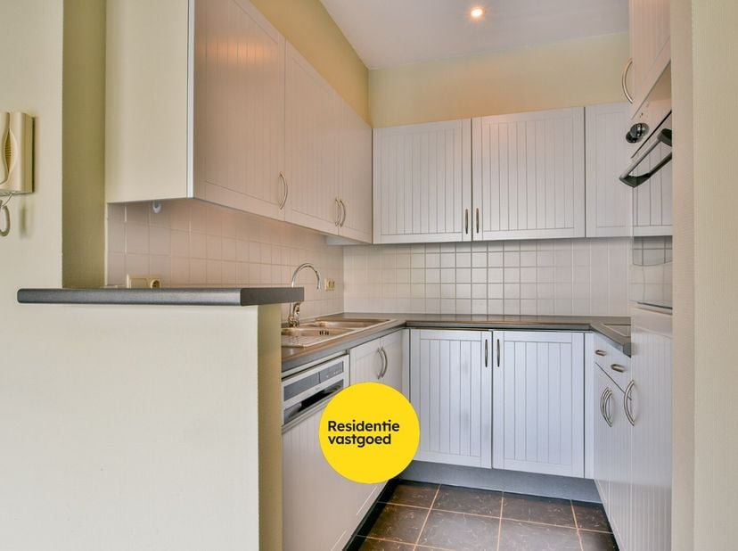 Ontdek dit instapklare gelijkvloers appartement op een centrale ligging in Eernegem. Met een bewoonbare oppervlakte van ca. 82 m² biedt dit appartemen