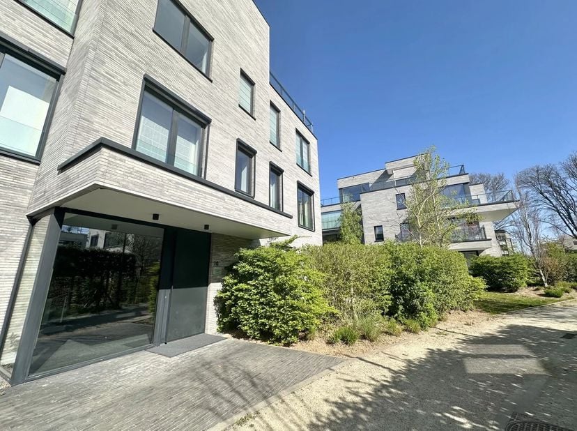 En exclusivité chez Victoire Junot, niché dans un clos résidentiel et paisible à proximité du Fort Jaco et en bordure de la zone Natura 2000, ce magni