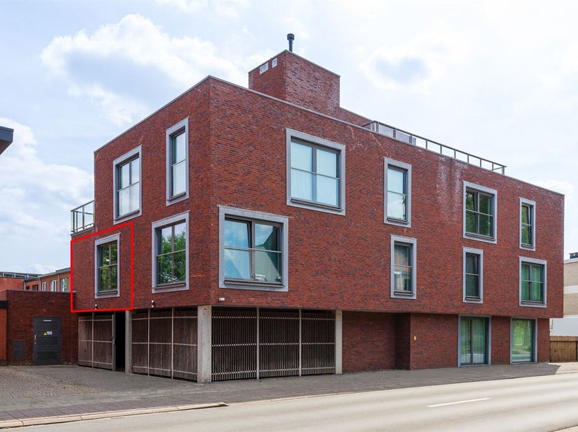 Modern afgewerkt appartement (ca. 60 m²) met één ruime slaapkamer, zonnig terras en private autostaanplaats, gelegen in een recent gebouw uit 2016. Mo