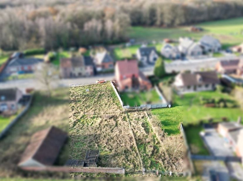 Mooie bouwkavel van 15 are 21 centiares in het hart van het dorp Sirault.<br />
Voorgevel aan de kant van de Henri Hautecoeurstraat: +/- 17,20 m.<br /