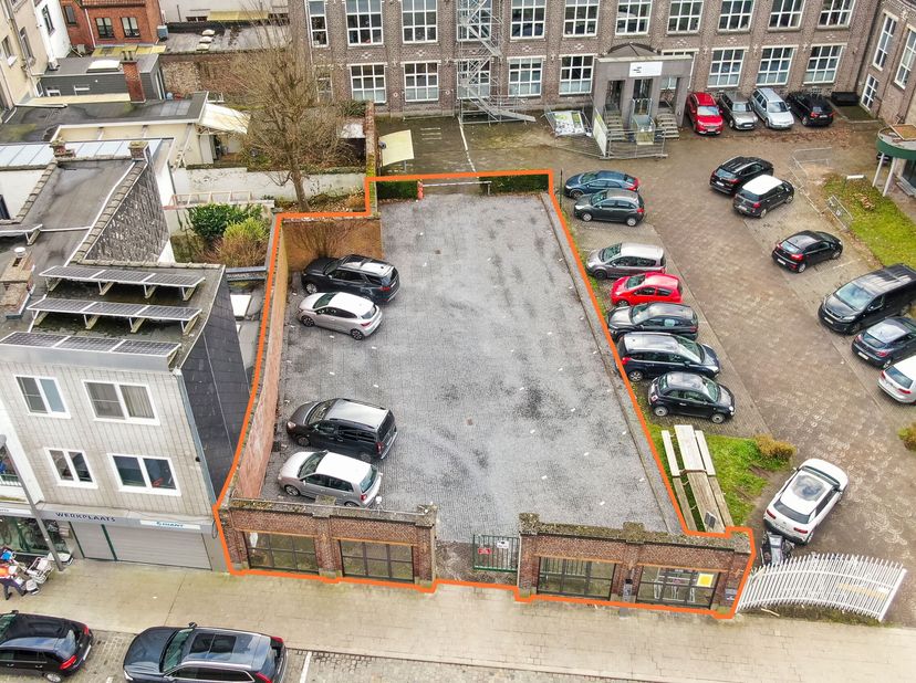Parkeerplaatsen in centrum Kortrijk te huur<br />
 Onmiddellijk beschikbaar<br />
 Meerdere plaatsen mogelijk<br />
 Kortbij centrum Kortrijk<br />
 E
