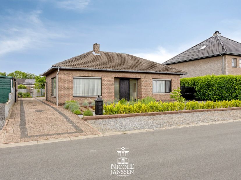 Deze verzorgde gezinswoning biedt het comfort van volledig gelijkvloers wonen en is instapklaar.<br />
Enkele troeven: conforme elektrische installati