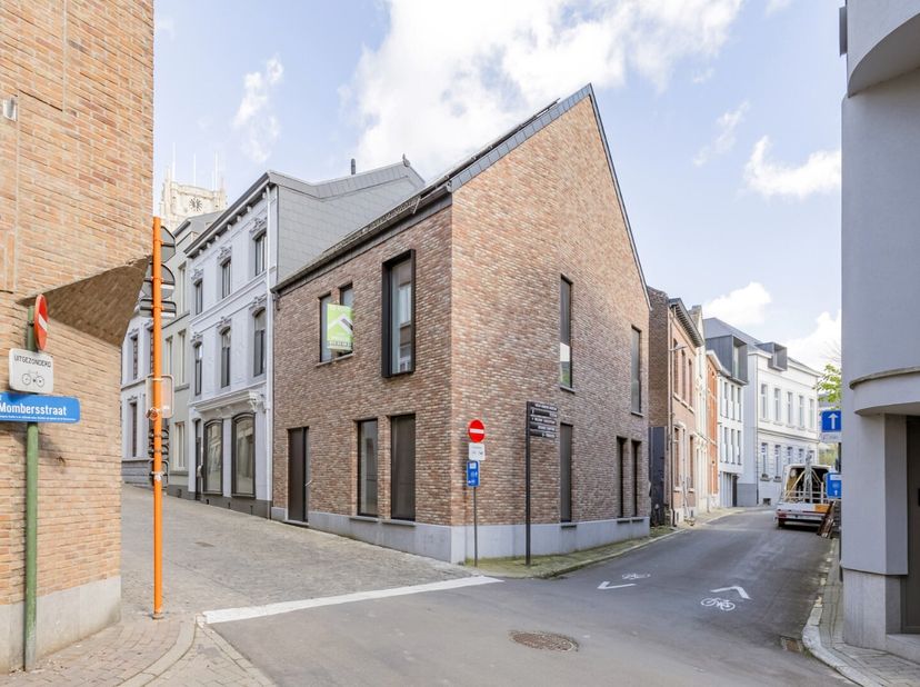 Découvrez cette spacieuse maison neuve située à l'angle de la rue du Vignoble et de Piepelpoel, en plein cur du centre animé de la ville, à quelques p
