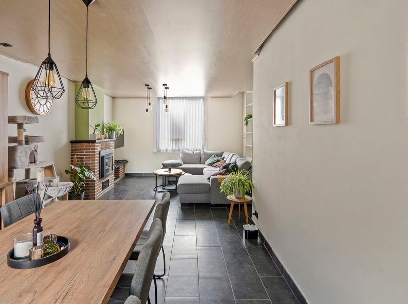 Deze instapklare woning mét garage is gelegen vlakbij het centrum van Westrozebeke.<br />
Op de gelijkvloerse verdieping is volgende indeling aanwezig