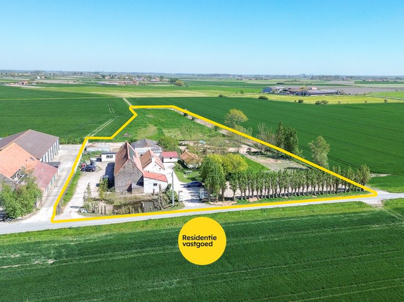 Deze karaktervolle hoeve bevindt zich op een uitzonderlijk rustige en landelijke ligging tussen het centrum van De Haan en Nieuwmunster. Het eigendom