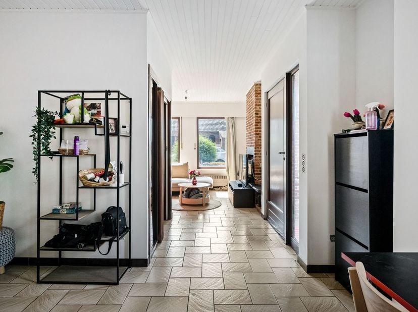 Op een gunstige ligging, net buiten de dorpskern van Hombeek, vindt u deze te renoveren woning boordevol mogelijkheden. Dankzij de nabijheid van schol