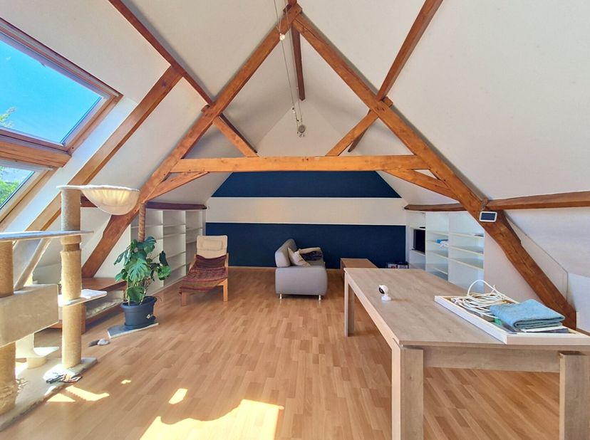 Deze goed onderhouden duplex is gelegen in het centrum van Knesselare. Ruim &amp; lichtrijk zijn de kernwoorden voor dit pand. CV op aardgas. Bruikbare vl