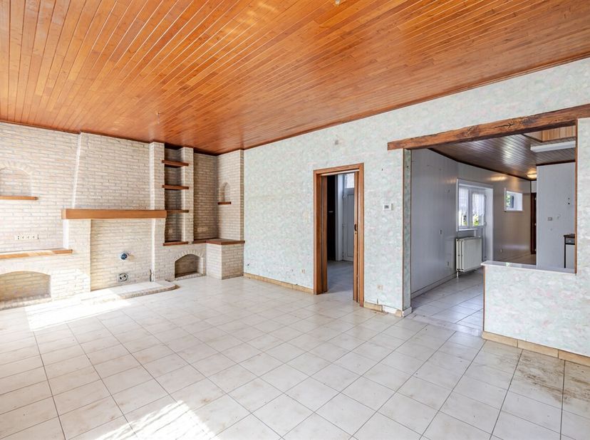 Charmante halfopen bebouwing met enorm potentieel op een perceel van maar liefst 1.050 m², gelegen in Nieuwerkerken. Dankzij de vlotte verbinding naar