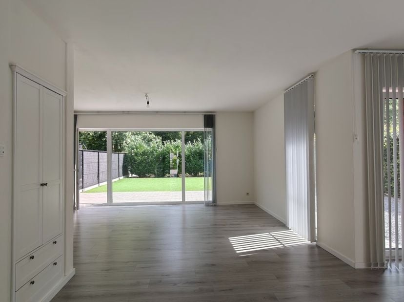 Instapklare moderne woning met 3 slaapkamers, inpandige garage en met zeer rustige ligging en uitzicht over het groen, in Neeroeteren.<br />
<br />
AL