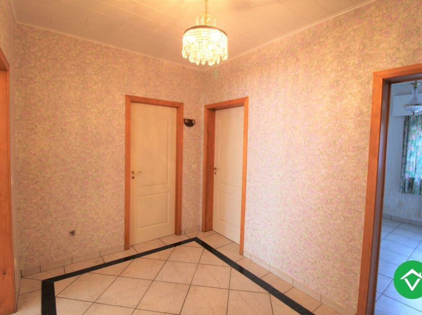 Het appartement is gelegen in het centrum van Roeselare op wandelafstand van de winkelstraat, Geitenpark...<br />
Dit instapklaar appartement is een g