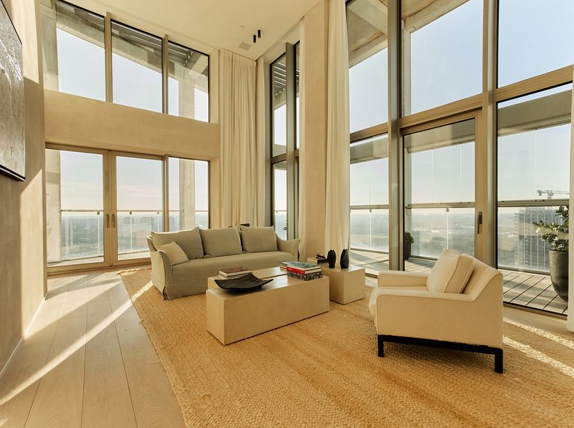 ZZ 24 ZUID Gelegen op de 24ste verdieping van de iconische Zuiderzicht-toren in Nieuw Zuid, biedt deze luxueuze en bemeubeld duplex-penthouse een onge