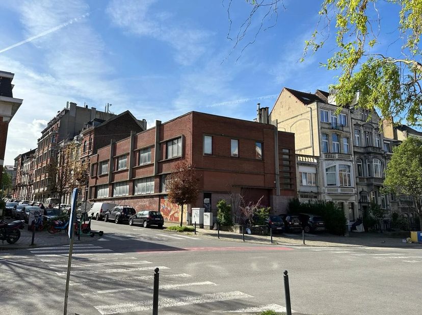 "ZEER GOED PROJECT", heel anders dan anders - Victoire stelt u voor:<br />
Een Aantrekkelijk CASCO ruimte voor commerciele activiteit + terrace - met