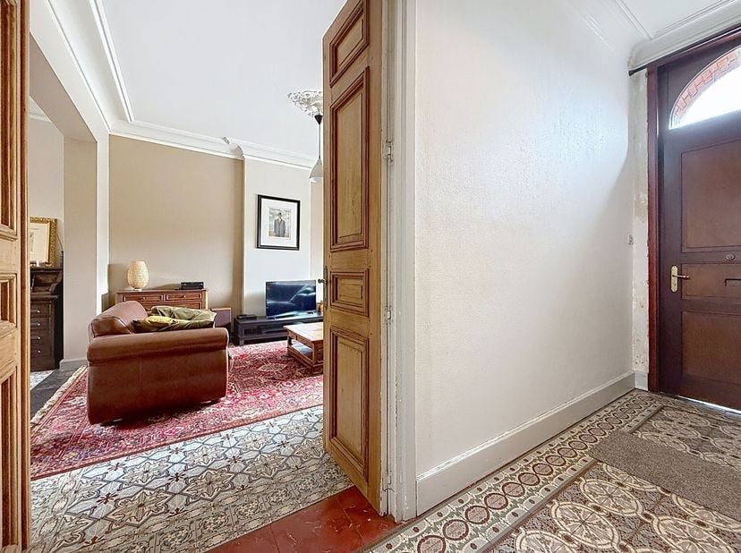 Découvrez la visite virtuelle de cette maison sur le site web de Co Immo.<br />
Maison très spacieuse et majestueuse avec terrasse et jardin, située à