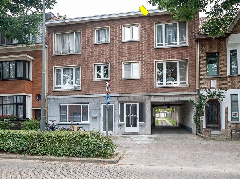 Ligging:<br />
<br />
Appartement op de 2de (en hoogste) verdieping van en gebouw centraal gelegen te Mortsel  vlakbij het centrum, de winkelstraat,