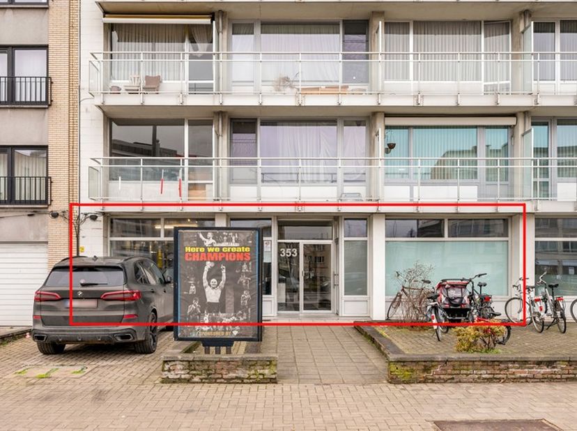 Bent u op zoek naar een interessante investering met onmiddellijk rendement?<br />
<br />
Dit ruime, gelijkvloerse handelspand van maar liefst 375 m²