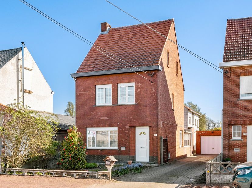OPENHUIS ZATERDAG 19/09 van 10 u. tot 12 u.<br />
<br />
Woning met twee slaapkamers, ruime zolderverdieping, garage en een bijzonder diepe tuin, gele
