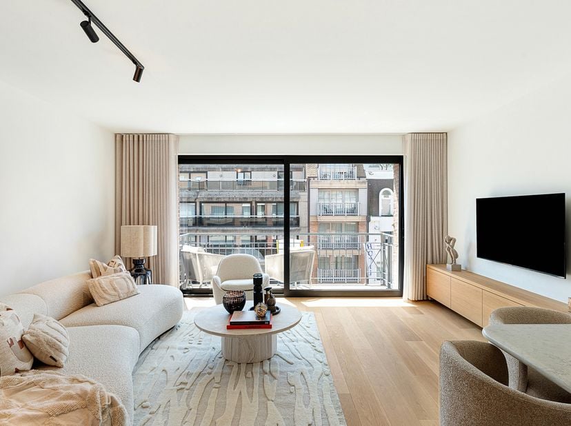 Appartement lumineux et élégamment rénové, idéalement situé sur l’avenue Van Bunnen, à quelques pas des commerces de l’avenue Dumortier et de la plage