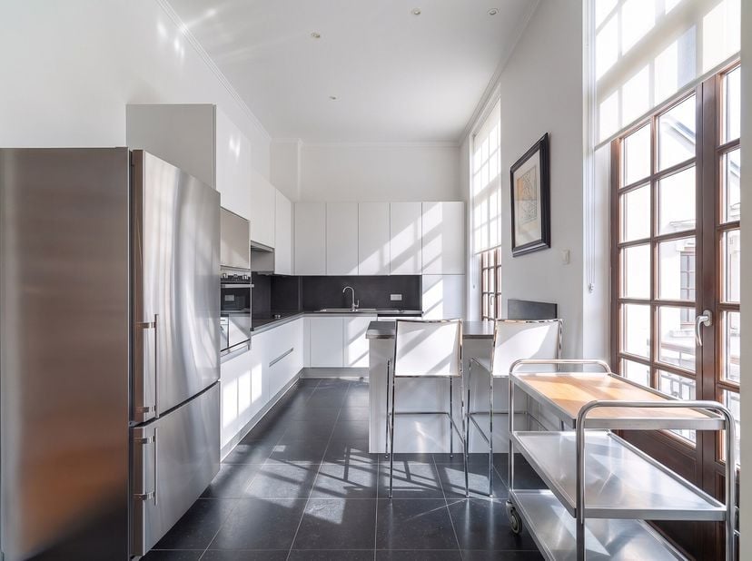 Situé à Ixelles, dans un immeuble de caractère du début du XXe siècle, appartement duplex aux 1er et 2e étages développant une superficie brute de ± 2