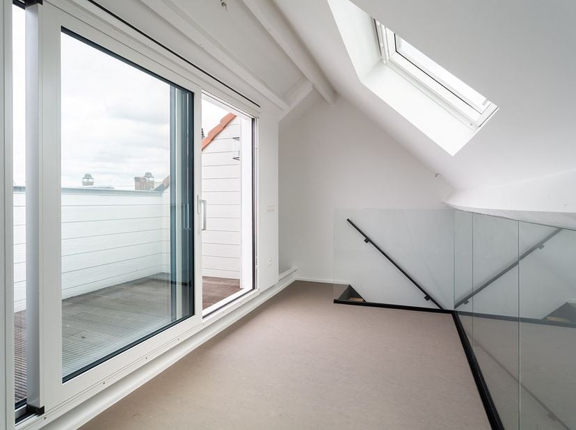 Dit recent gerenoveerde duplex appartement is gelegen op de 3e verdieping.<br />
Het is een 1-slaapkamer appartement met een terras van +/-7m² en een