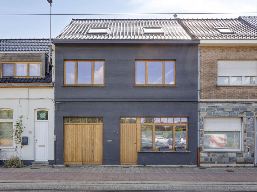 De woning geniet van een uiterst centrale ligging met winkels, scholen, openbaar vervoer en belangrijke invalswegen op korte afstand. Dankzij de licht