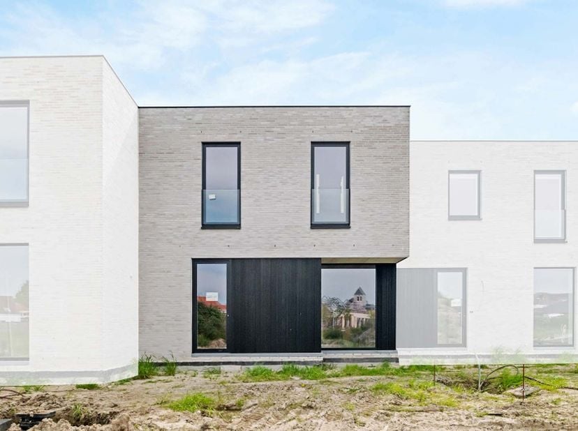 Deze moderne nieuwbouwwoning (lot 13) wordt gerealiseerd in een residentiële omgeving aan een nieuwe invalsweg van de Warandestraat. De woning werd&amp;nb
