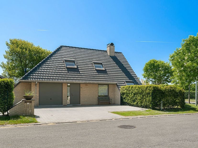 Gelegen op een mooi hoekperceel van 565 m² aan de rand van Knokke, vlakbij het Zegemeer, de Scharpoordsite en de nieuwe wijk Duinenwater, geniet deze