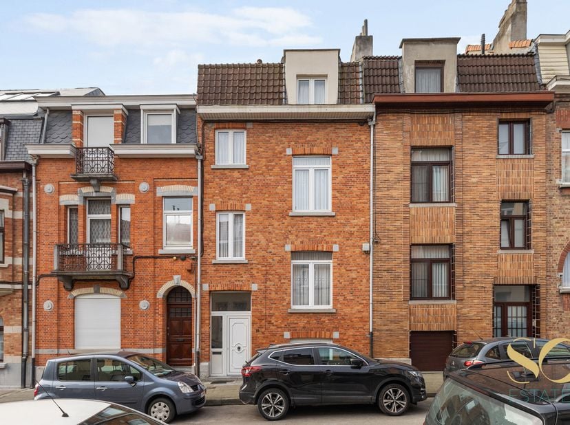 Op een ideale locatie vlak bij het Elisabethpark in Koekelberg bieden wij u deze prachtige woning van 237 m² met tuin aan. De woning is als volgt inge