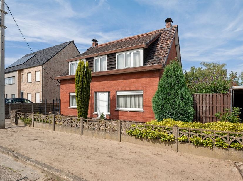 Locatie: <br />
Deze woning is gelegen aan de Eikenstraat 37 in Beerse, op een rustige locatie met een goede bereikbaarheid. Het centrum van Beerse, m