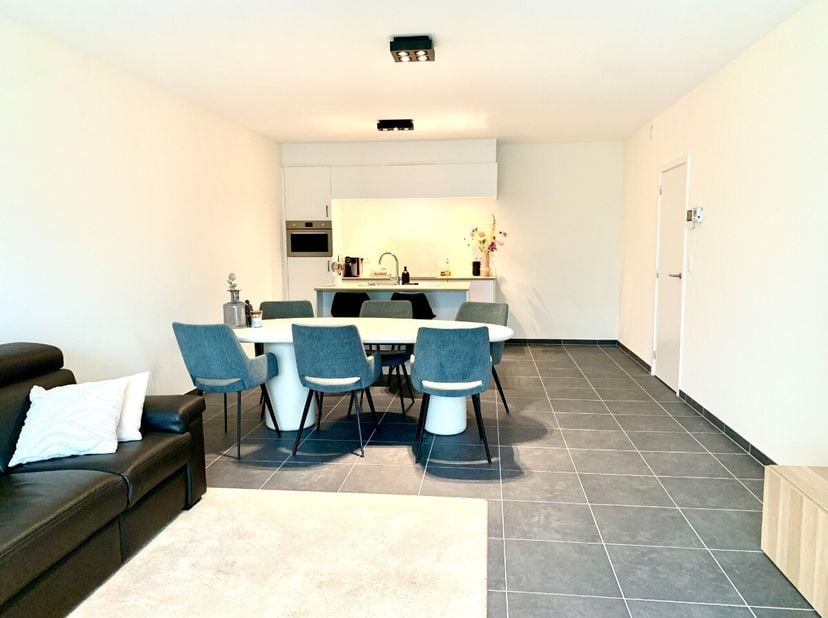 Ben je op zoek naar een comfortabel en instapklaar appartement? Dan is dit mooie 2-slaapkamerappartement, gelegen aan Millenstraat 27.1.7 in Bree, mis