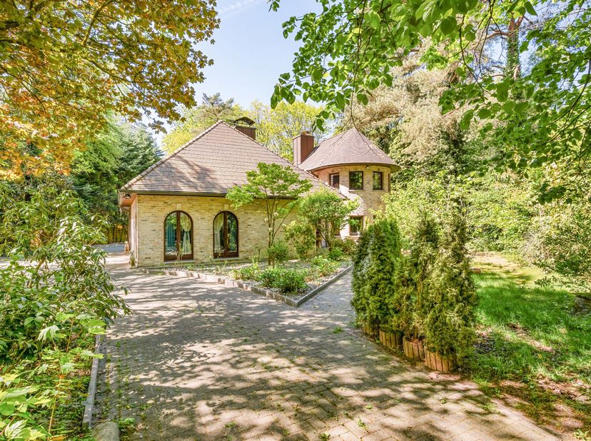In de groene en gegeerde buurt Steijnhoeven bevindt zich deze villa op een achterliggend perceel van 3.905m².  Achter een automatische toegangspoort e