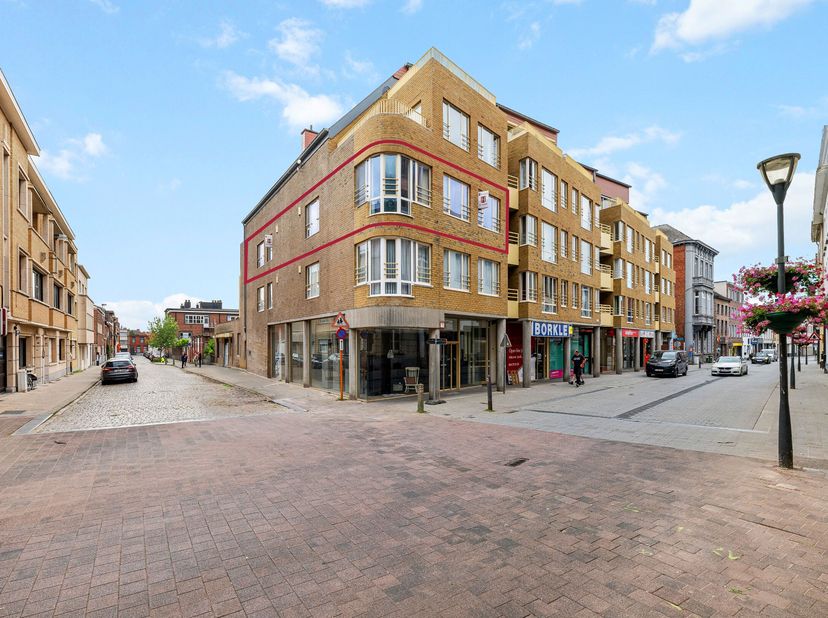 Ruim appartement van ca. 135 m² op de 2de verdieping centraal gelegen vlakbij de Grote Markt te Turnhout met ruime woonkamer, gesloten keuken, berging