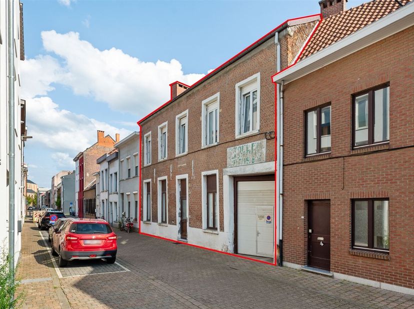 Bij binnenkomst via de voordeur worden we verwelkomd in een brede en uitnodigende hal. Direct aan onze linkerzijde bevindt zich een veelzijdige ruimte