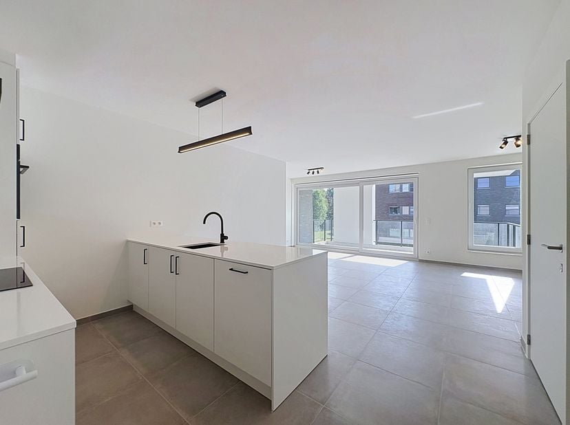 Ligging<br />
Dit nieuwbouwappartement bevindt zich in een nieuwe residentie in Oostakker, op een rustige ligging met aangenaam zicht op het groen. Te