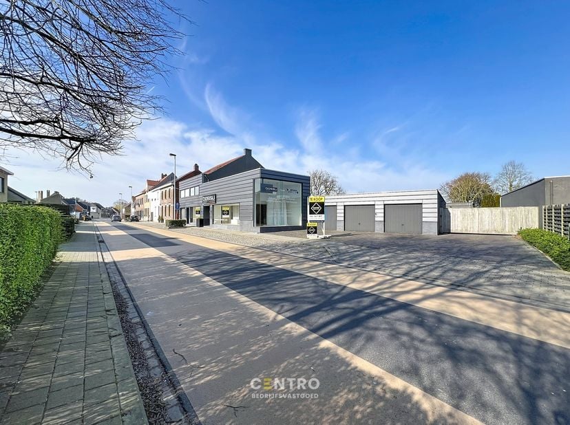 Benaderende OPPERVLAKTEN:<br />
Constructie - bewoonbare oppervlakten<br />
Woning: 313&amp;nbsp;m²&amp;nbsp;<br />
Kantoor/handel: 241 m²<br />
Magazijnen/ga