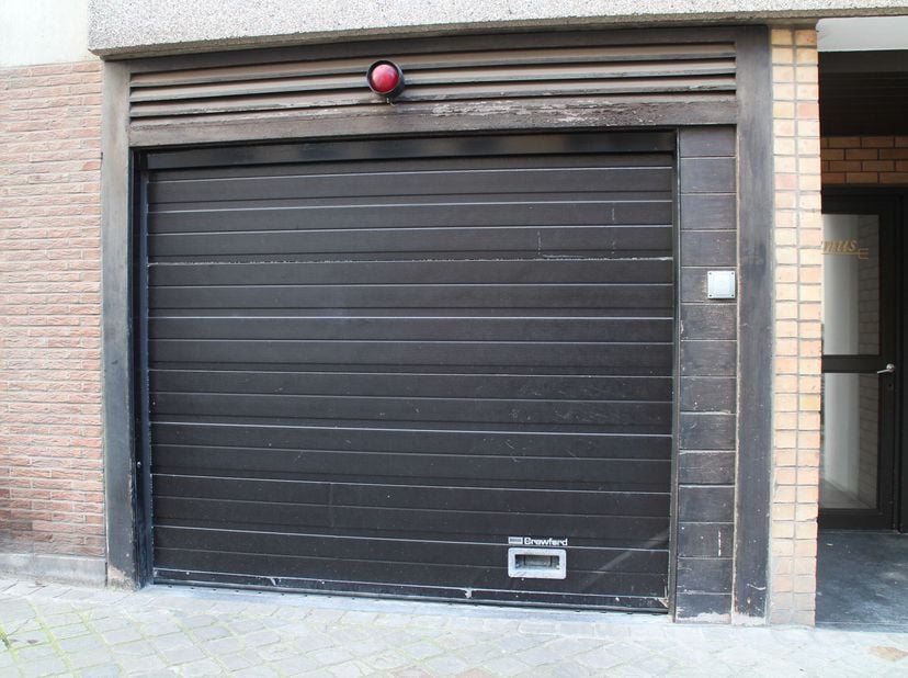 Staanplaats te huur te Residentie Neptunus (ingang te Jules Peurquaetstraat) enkel geschikt voor kleinere auto's of motorvoertuigen. <br />
De afmetin